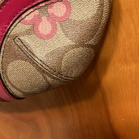 COACH. TAN AND PINK FLORAL SHOULDER BAG. HANDLES CRACKING. GOLD TRIM. CUTE! EUC - Picture 4 of 12